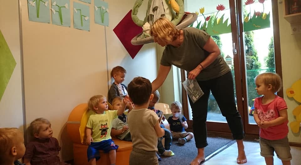 Opiekunka podczas zajęć z dziećmi w sali żłobka