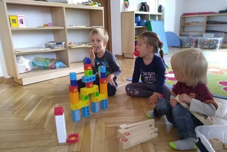 Dzieci bawiące się klockami w sali