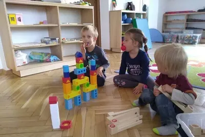 dzieci z zabawkami w buzi