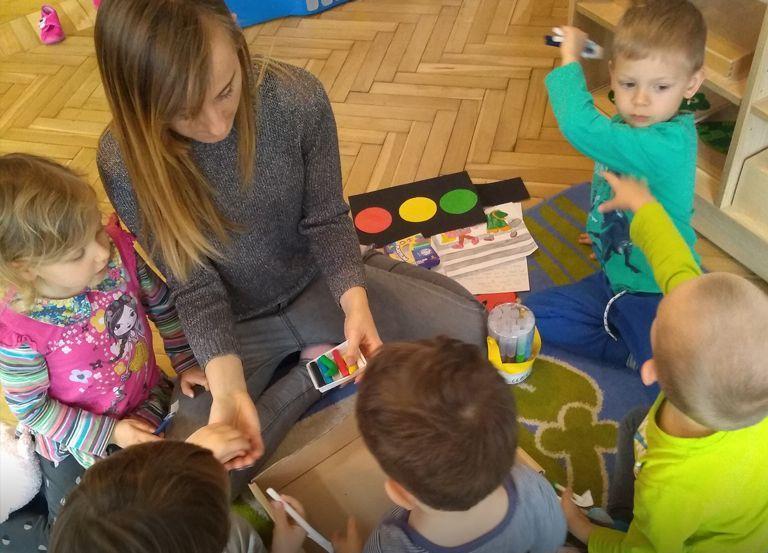 Dzieci w żłobku rysują